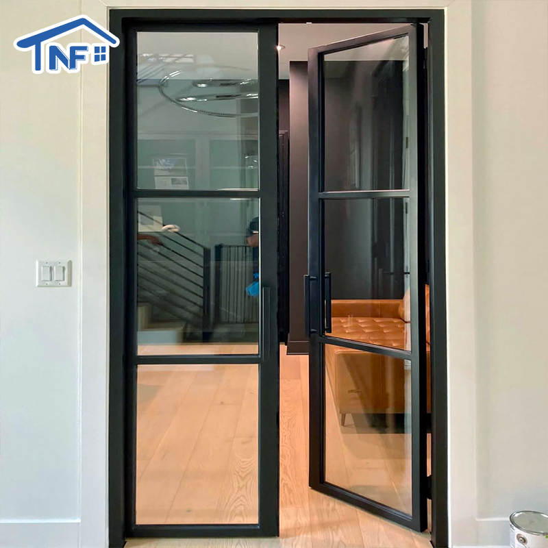 Brugerdefinerede slanke aluminiumsrammede svingdøre i Crittall-stil med buede dobbeltglaserede indvendige vinduer til terrasseindgang