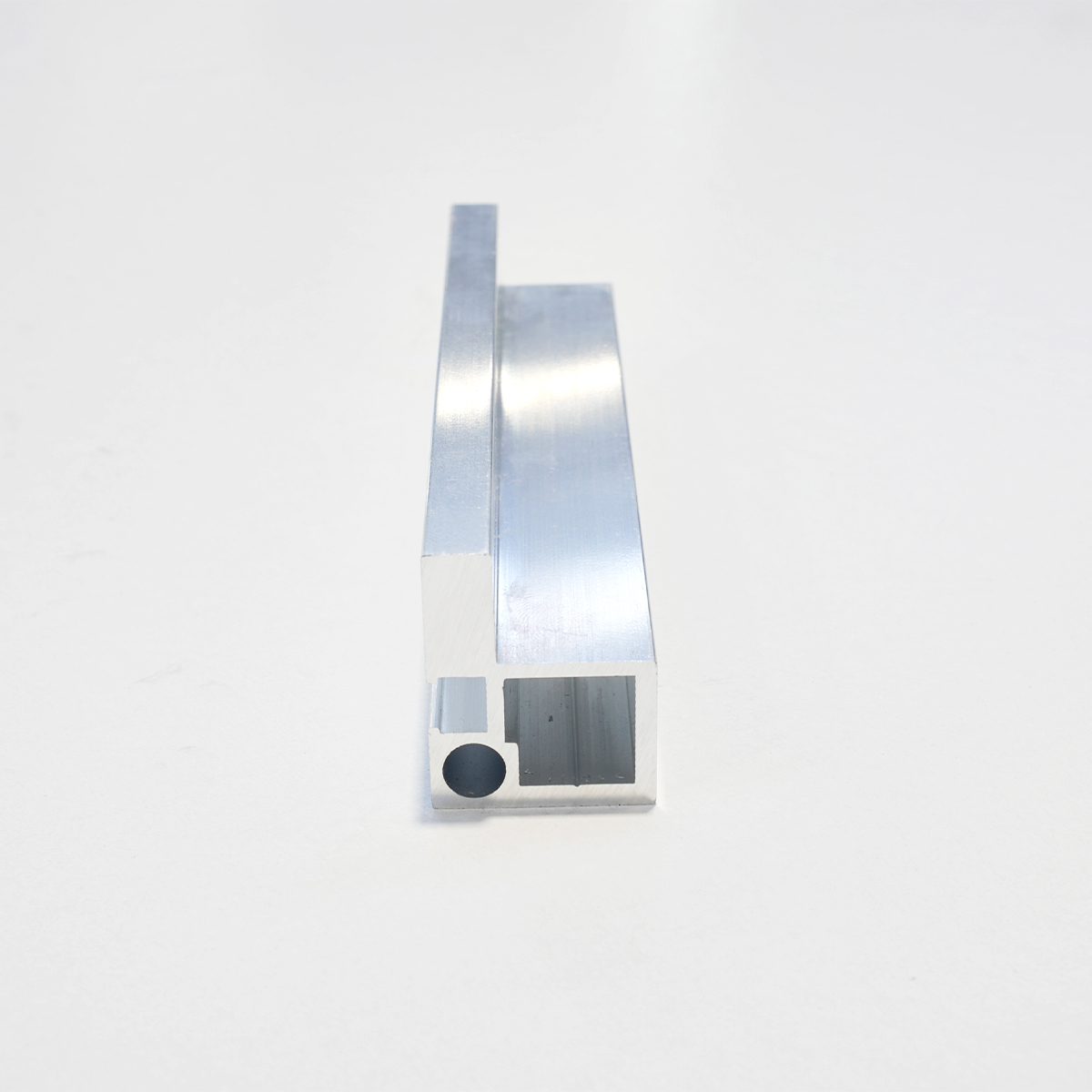 Skabslåge uden indbygget håndtag, glasdør, luftramme, italiensk mærke, vindueslameller, aluminiumsramme, skabslåger