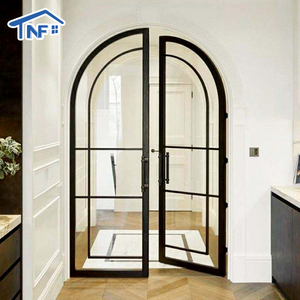 Brugerdefinerede slanke aluminiumsrammede svingdøre i Crittall-stil med buede dobbeltglaserede indvendige vinduer til terrasseindgang