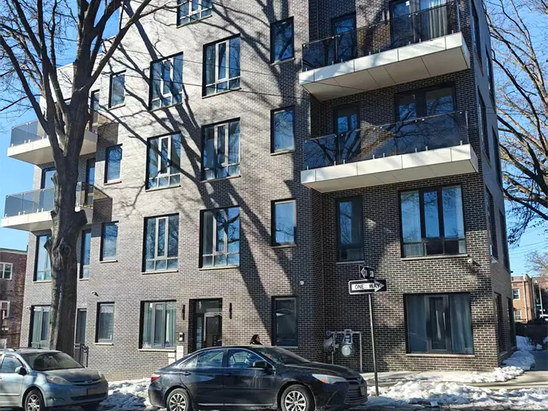 Lejlighedskompleks i New York med lydisolerede aluminiumsvinduer