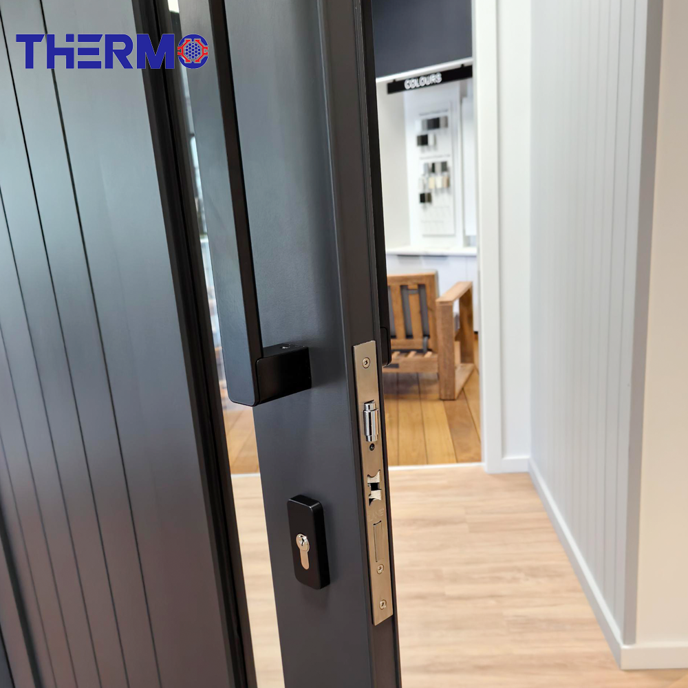 Therm Modern Udvendig Lodret Glasindsats og Træstruktur Aluminium Indgangsdør