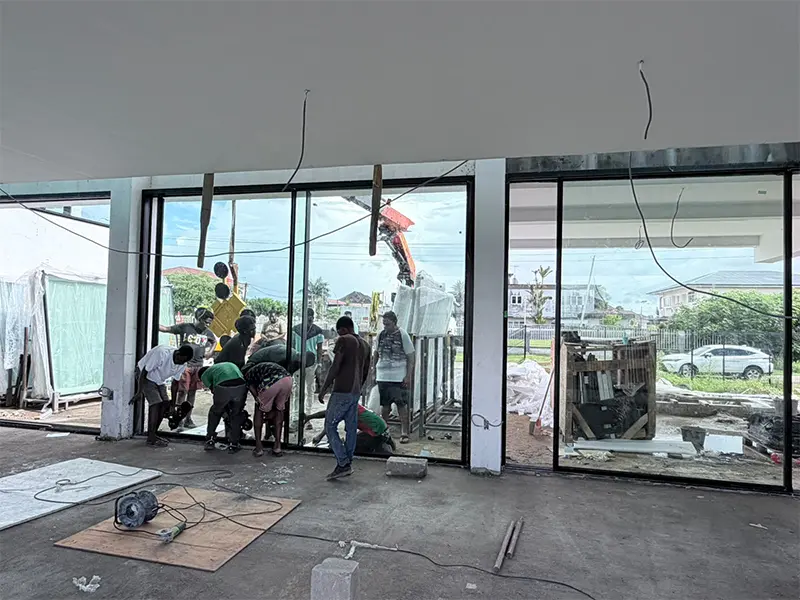 Villa i Surinam med skræddersyede aluminiumsvinduer
