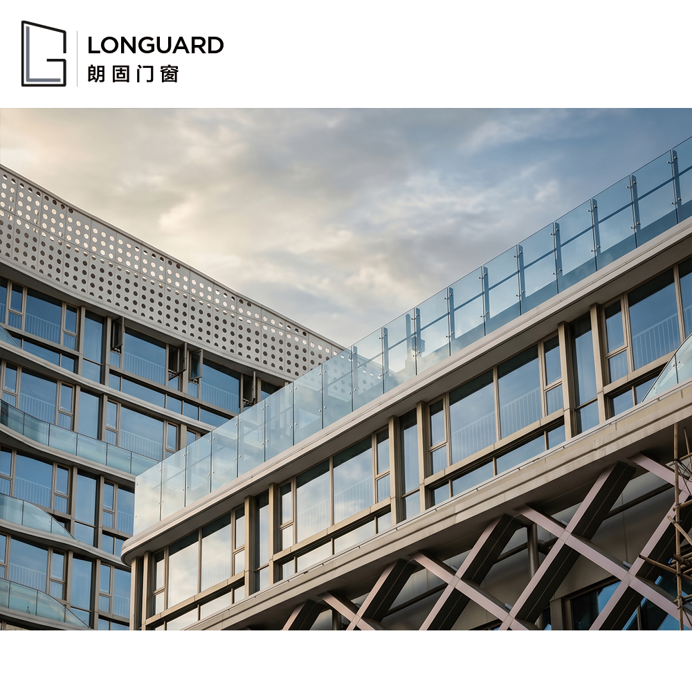 Termisk brudt vippe-og-dreje aluminiumsvindue med dobbeltglasventilation til arabisk luksusvilla-byggeprojekt