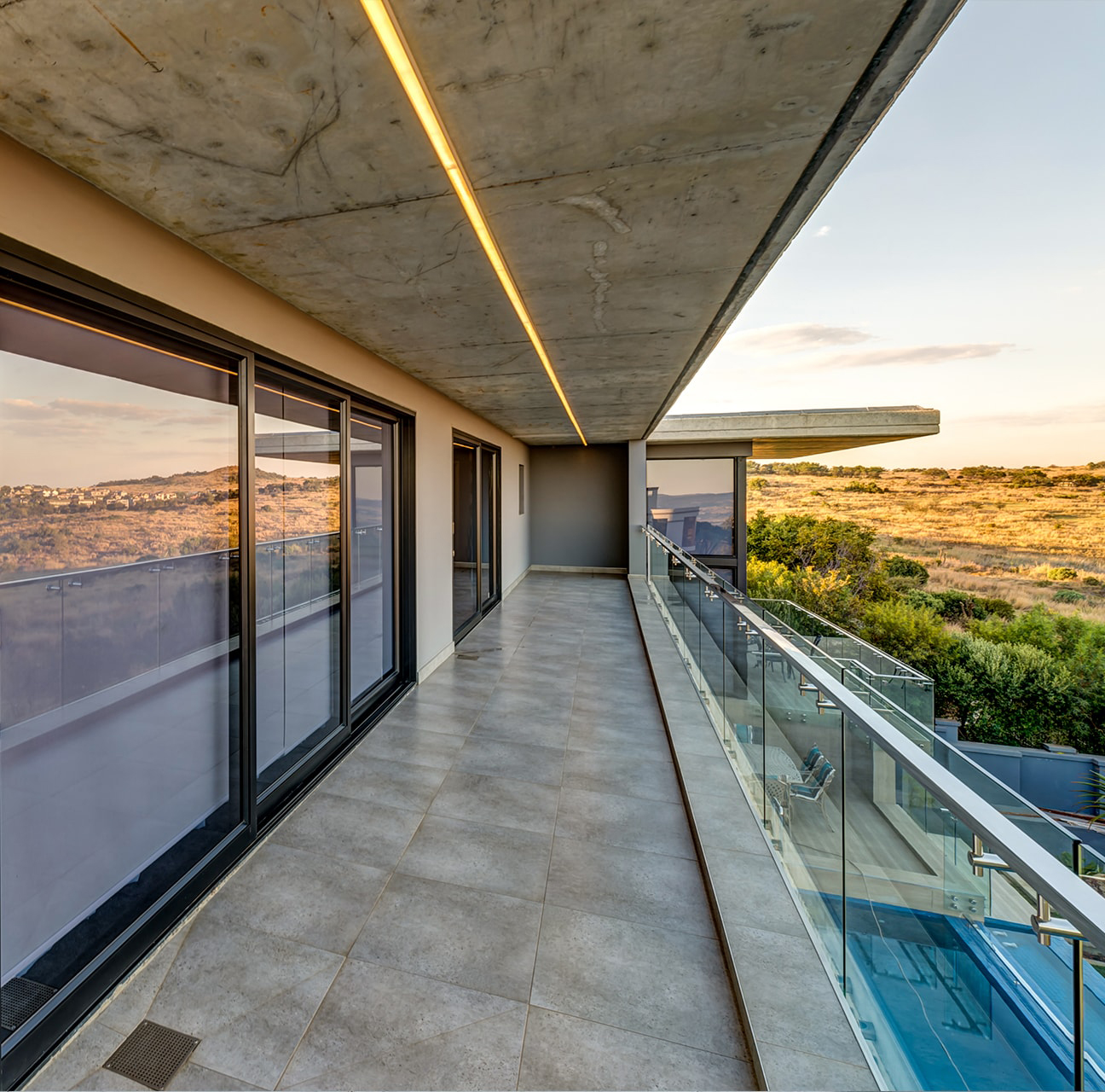 As2047 Australien Standard Dobbelt Skydedør i Glas Balkon Kommerciel Harmonika Glas Udvendig Dør med Myggenet