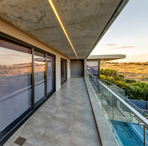 As2047 Australien Standard Dobbelt Skydedør i Glas Balkon Kommerciel Harmonika Glas Udvendig Dør med Myggenet