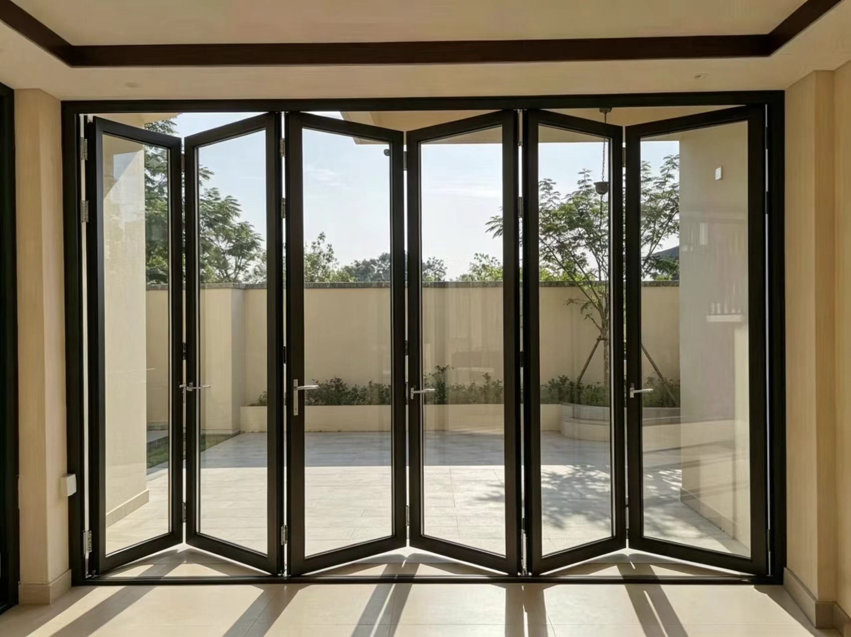 Europæisk stil, moderne, ren hvid aluminiumsdør, hærdet glas, fuld visning, foldbar, skydedør, udvendig badeværelsesindgang